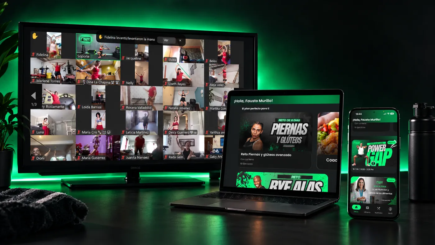 La plataforma de TurboSteps abierta a la vez en televisor, ordenador portátil y teléfono, con una clase en vivo en marcha